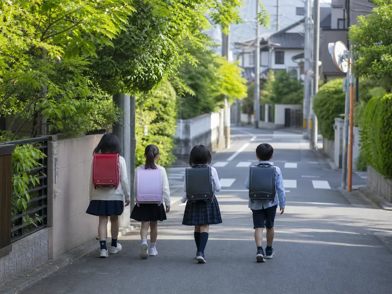 通学路を歩く子どもたちのイメージ